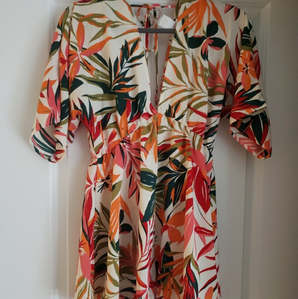 Miley & Molly Tropical Print V-Neck Romper Medium